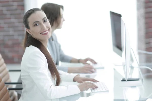 Werknemer van het bedrijf werken op de werkplek — Stockfoto