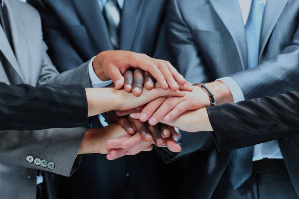 Retrato de close-up de grupo de pessoas de negócios com as mãos juntas . — Fotografia de Stock