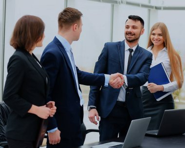 El sıkışan iki profesyonel iş adamları.