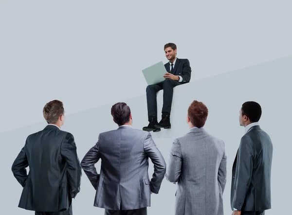 Concepto de negocio. hombre de negocios que trabaja en un ordenador portátil mientras se observa a sus colegas . —  Fotos de Stock