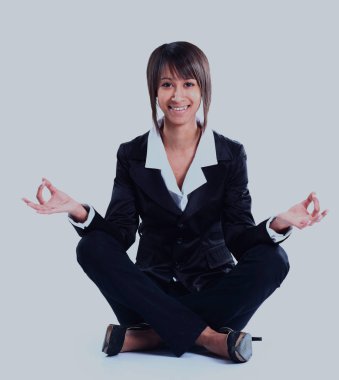 Yoga yaparken bir iş kadını. Beyaz arka plan üzerinde izole.