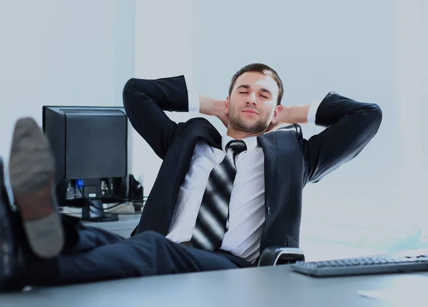 Zufriedener Geschäftsmann entspannt sich in seinem Büro. — Stockfoto