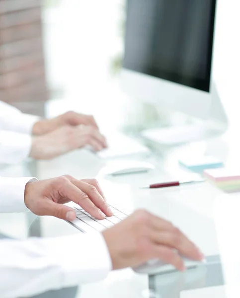 Handen tekst typen op het toetsenbord van de computer. wazig zakelijke achtergrond. — Stockfoto