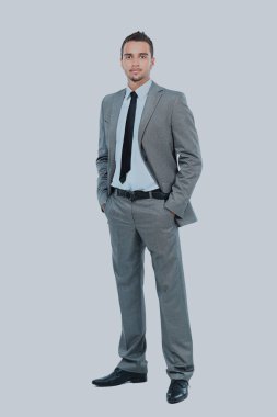 Beyaz arka planda izole edilmiş, gülümseyen bir iş adamının tam vücut portresi..