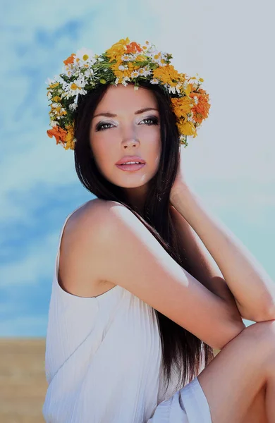 Beautiful girl with expression on her face against the blue sky with clouds. — Stock Photo, Image