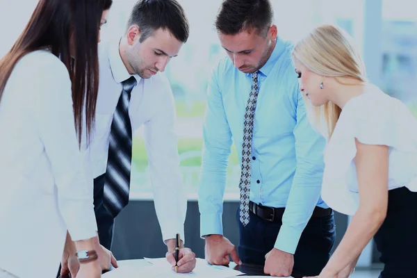 Zakelijke bijeenkomst - manager werk met zijn collega's bespreken. — Stockfoto