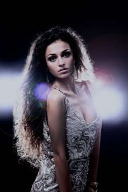 Genç dans eden kadın, arka plan üzerinde yanıp söner.