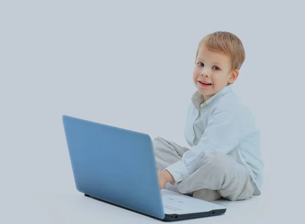 Menino feliz usando o computador . — Fotografia de Stock