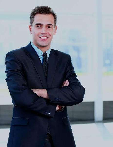 Glücklicher junger Geschäftsmann lächelt im Büro. — Stockfoto