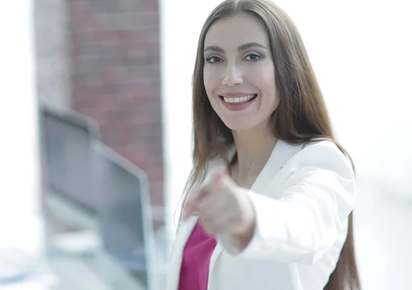 Mujer de negocios confiada señalando el dedo hacia adelante —  Fotos de Stock