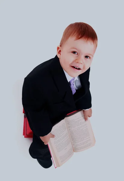 Jongen met boeken voor een onderwijsportret - geïsoleerd over een witte achtergrond. — Stockfoto