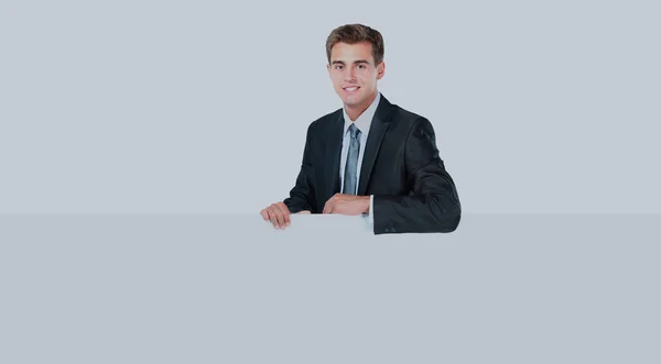 Happy smiling young business man showing blank signboard. — Stock Photo, Image