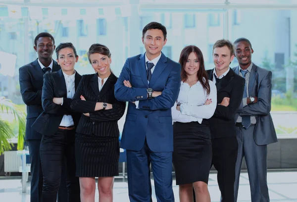 Retrato de homem de negócios liderando sua equipe no escritório . — Fotografia de Stock