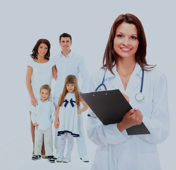 Médico de família feminino no fundo de uma família feliz . — Fotografia de Stock