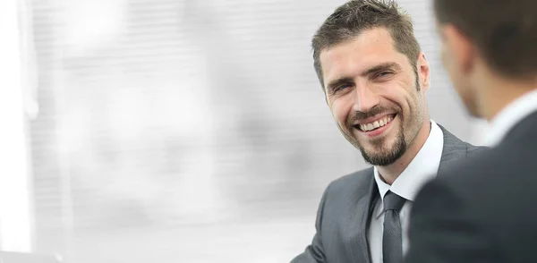 Geschäftskollegen sitzen am Schreibtisch. — Stockfoto