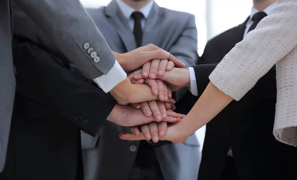 Primer plano. equipo de negocios con las manos juntas —  Fotos de Stock