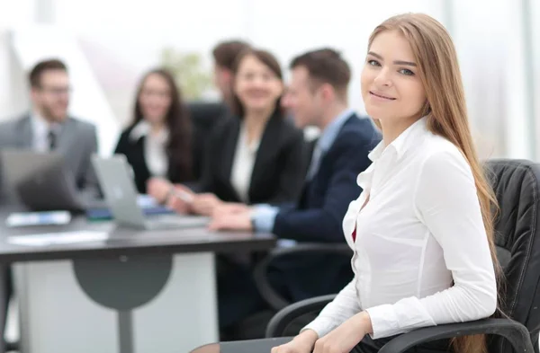 Retrato de una joven trabajadora de oficina — Foto de Stock