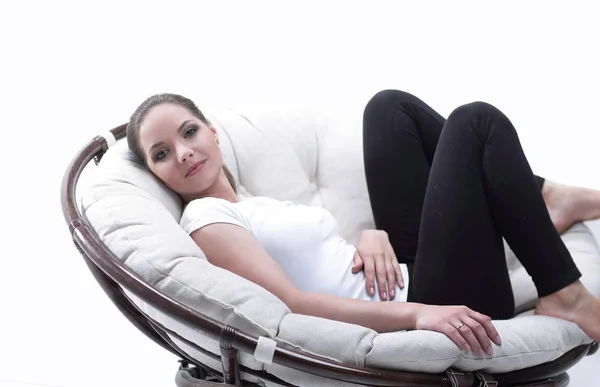 Mujer cansada descansando en una silla fácil hecha de ratán —  Fotos de Stock