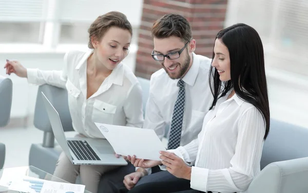 Geschäftsteam arbeitet mit Finanzdiagrammen im Büro — Stockfoto