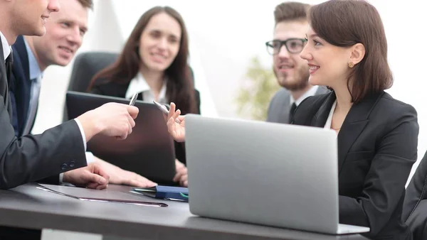 Equipo de negocios tiene una lluvia de ideas — Foto de Stock