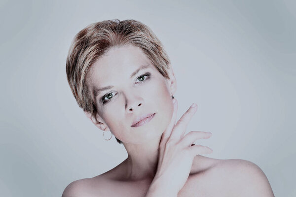 Портрет модной красавицы с белыми короткими волосами
.