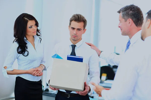 Empresario despedido llevando caja . — Foto de Stock