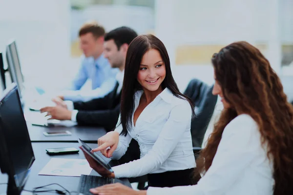 Jovem empresária feliz sorrindo . — Fotografia de Stock