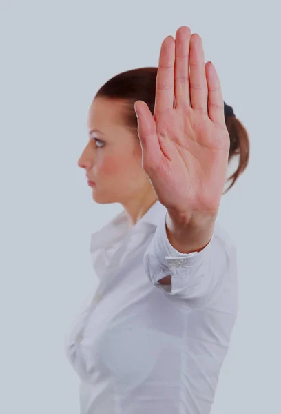 Mujer enojada señalando señal de stop, aislada sobre fondo blanco . — Foto de Stock