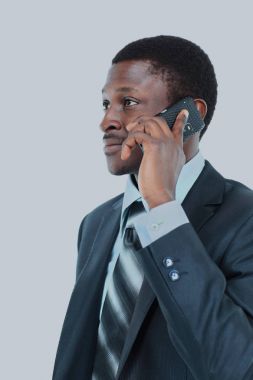 cep telefonuyla konuşurken onun ceket omzunun üzerinden tutan genç girişimci