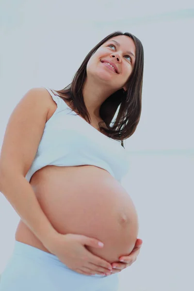 Vrouw houdt haar baby bump en opzoeken. — Stockfoto