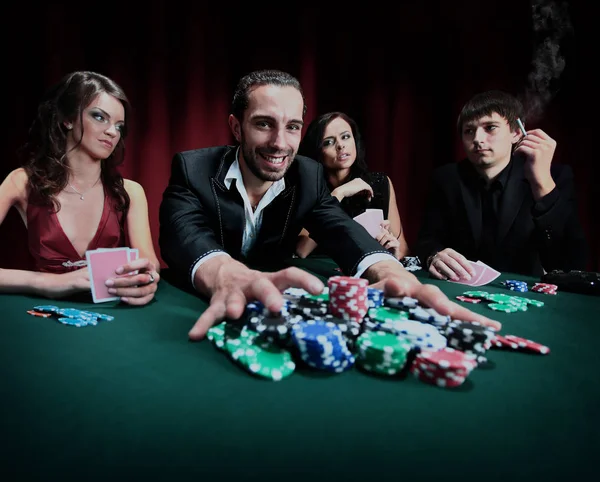 Jogador de poker vai "all in" empurrando suas fichas para a frente . — Fotografia de Stock