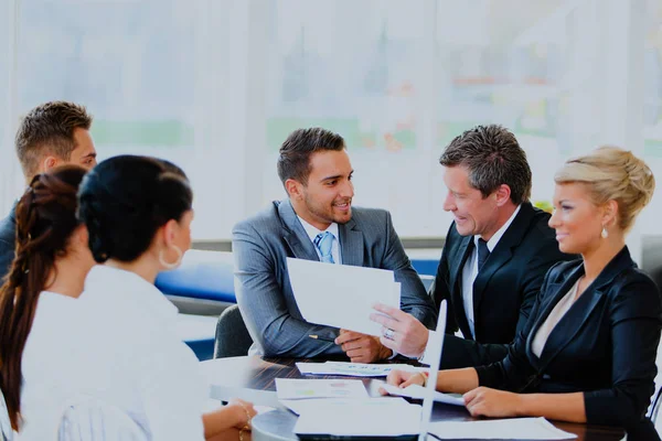 Bild av affärspartners som diskuterar dokument och idéer vid mötet. — Stockfoto