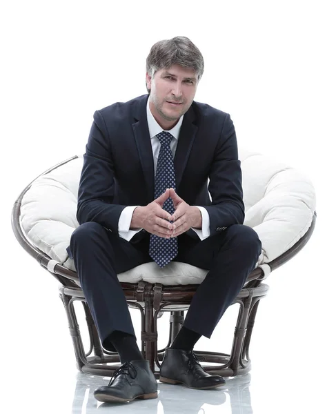 Hombre de negocios cansado sentado en una silla grande y cómoda — Foto de Stock