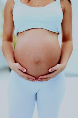 kadın onun bebek carpma tutar