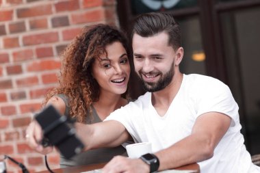 Bir kafede oturuyor ve selfie yapmak mutlu çift