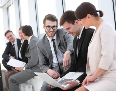 Brifingden önce meslektaşları ile çalışan