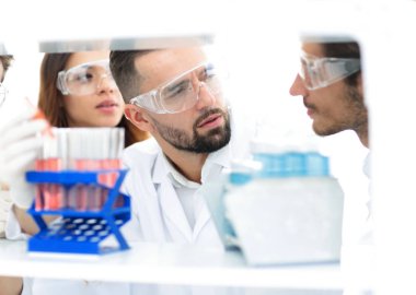 bir grup bilim adamları ve Eczacılar laboratuvarda closeup.