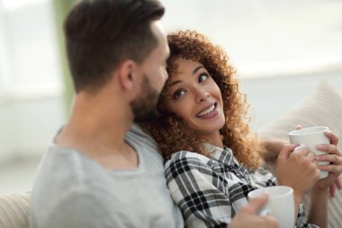 sevgi dolu çift kanepe oturma odasında oturup...