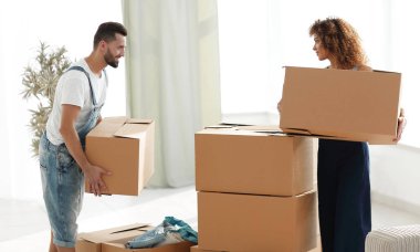 Genç aile yeni bir ev kutuları açma.