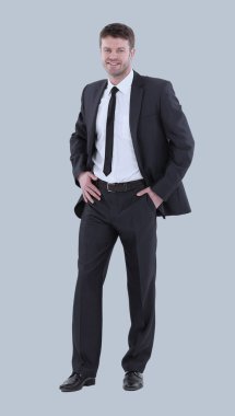 Beyaz arka planda duran yakışıklı genç iş adamı.