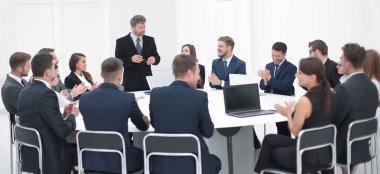 İş adamı müzakerelerde bir öneri üzerine konuşuyor.