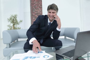 İş adamı, bir ortakla mali sorunları tartışıyor