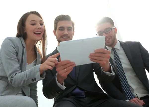 Tres personas de negocios están mirando a una tableta PC —  Fotos de Stock