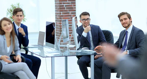 Gruppe von Geschäftsleuten bei einem Treffen über den Hintergrund von Innereien — Stockfoto