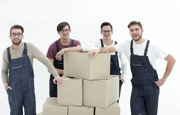 Homens segurando pilha de caixas de papelão isoladas em fundo branco — Fotografia de Stock