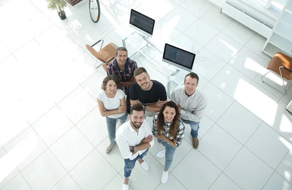 Grupp av kreatörer som står i office — Stockfoto