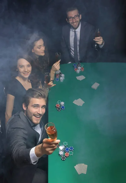 Grupp av vänner, tillbringa en gratis kväll i casinot — Stockfoto