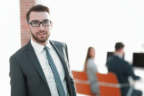 Homme d'affaires réussi sur fond de bureau — Photo