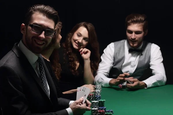 现代商人玩扑克 — 图库照片