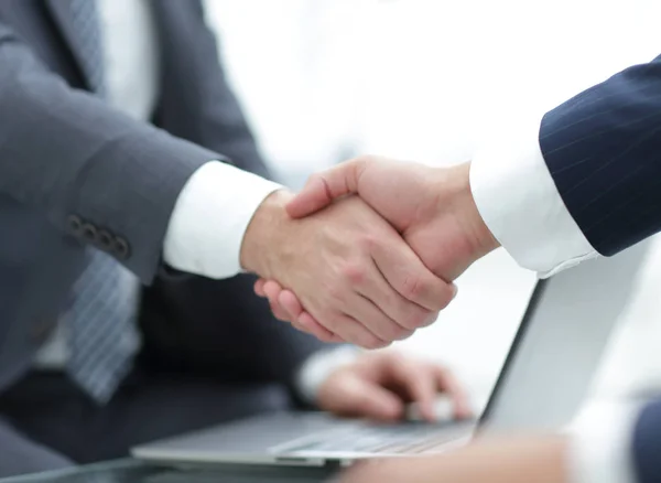 Closeup de pessoas de negócios apertando as mãos sobre um negócio — Fotografia de Stock